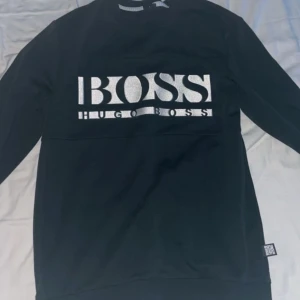 Hugo boss tröja  - Säljer denna Hugo boss tröja bara använt få gånger. Jätte bra skick storlek S