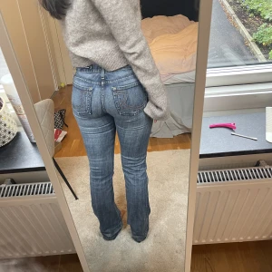 lågmidjade jeans - Dessa är så galet snygga! Från rock and republic och är köpta dyrt! passar någon som har stl 36! Ställ frågor!🐠💕