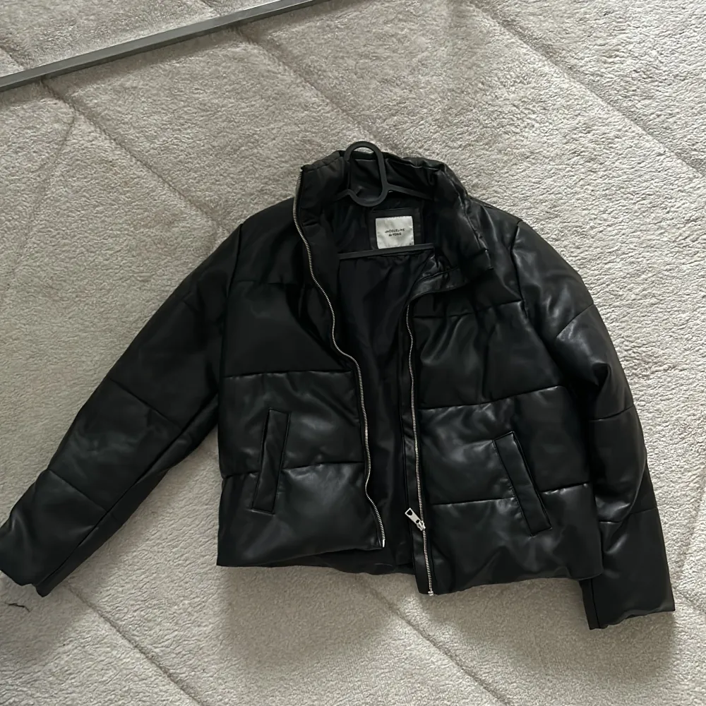 Tjockare ”bild jacket ” använd 1 gång köpt för 759 kr . Jackor.