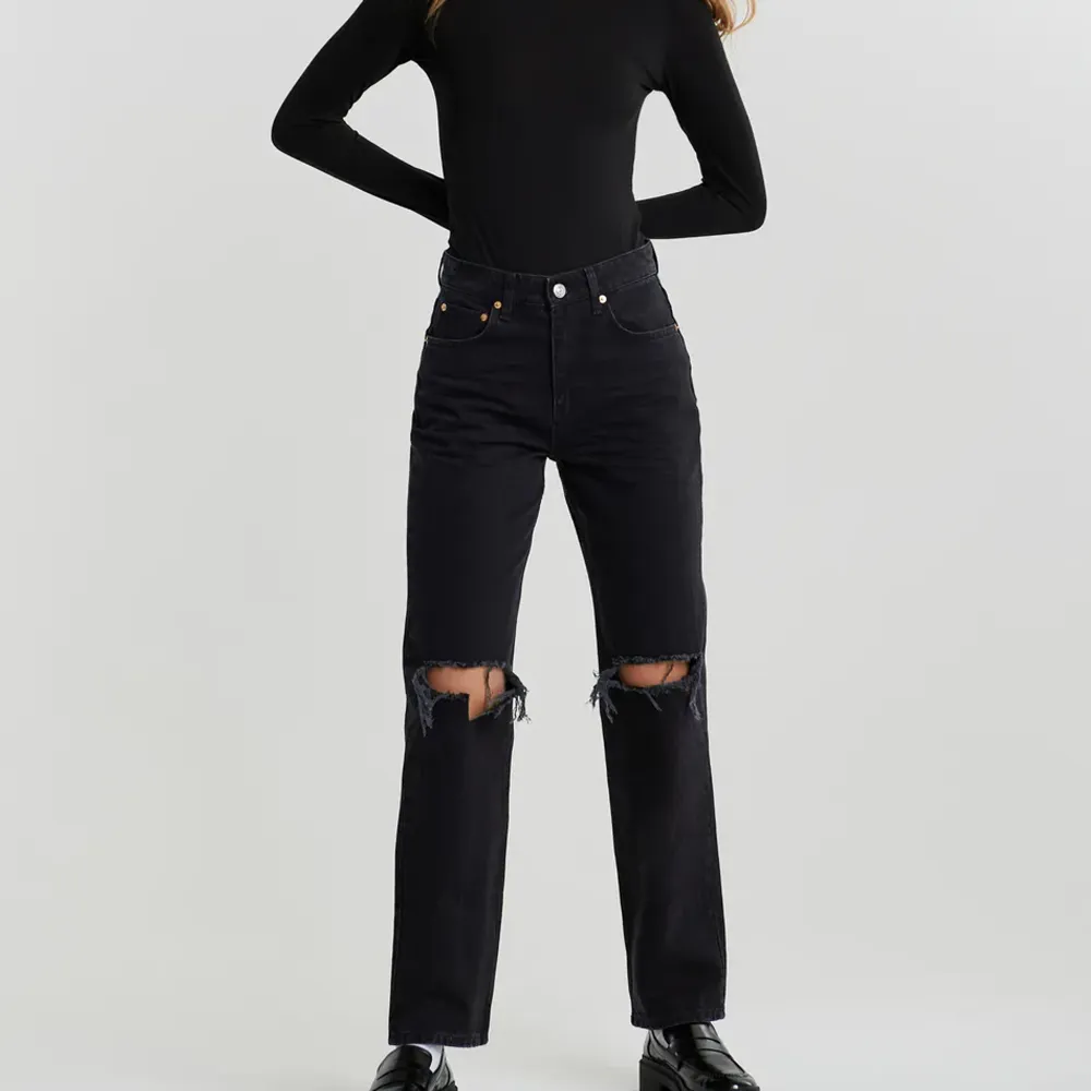 Säljer dessa jättefina Gina jeansen i modellen 90s high waist jeans. Knappt använda och inga skador💗. Jeans & Byxor.