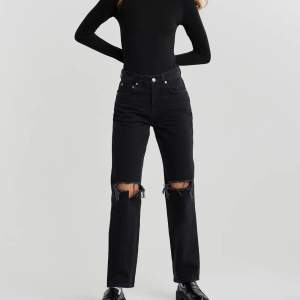 Säljer dessa jättefina Gina jeansen i modellen 90s high waist jeans. Knappt använda och inga skador💗