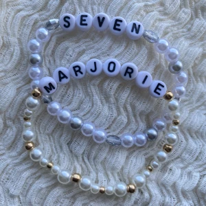 2 Taylor Swift friendship bracelets - Taylor swift frienship bracelet att behålla för dig själv eller ge bort till andra swifties under the Eras tour. Dessa armband är hemgjorda, elastiska och gjorda för att passa en genomsnittlig handled. För att bevara dem, undvik all kontakt med vatten.