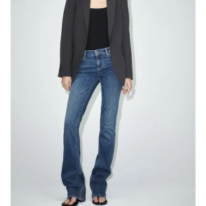 Low waist jeans  - Säljer dessa såå snygga low waist jeans från zara. Andvänt de 2 gånger!, inget slitage 
