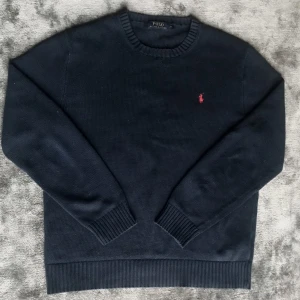 Ralph lauren tröja - Säljer min fina stickad Ralph lauren tröja i storlek M. Noll defekter och mått finns i bild