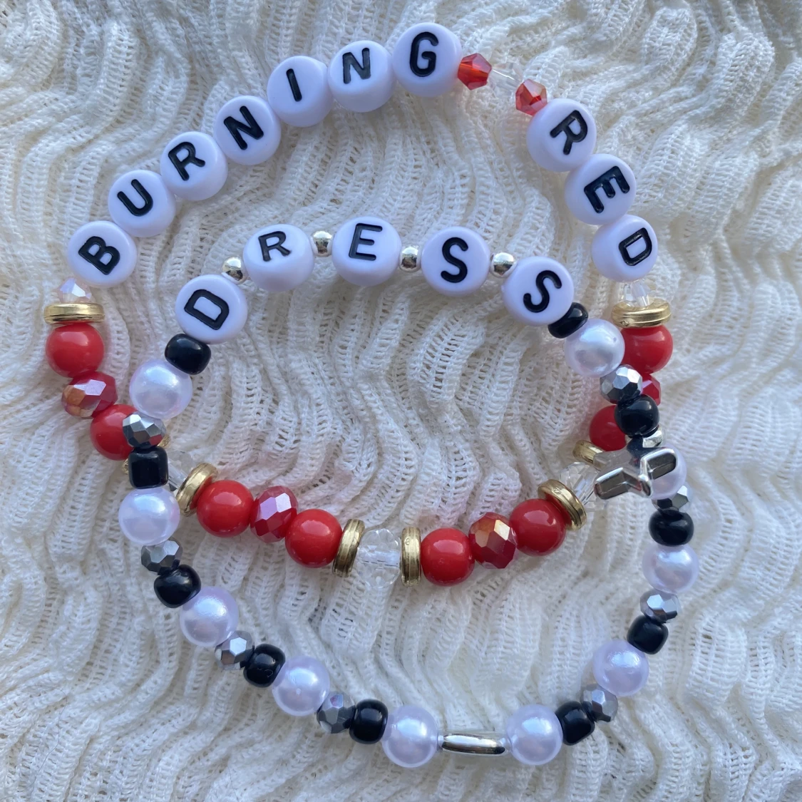 2 Taylor Swift friendship bracelets