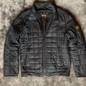 Barbour jacka - Säljer fina Barbour jacka med noll defekter storlek M. Mått finns i bild. Skriv om ni har flera frågor