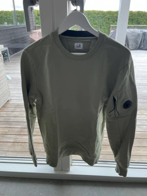 C.P Company Hoodie - C.P Company Hoodie. Skick: 8/10. Nytt Pris: 2500kr. Mitt pris: 1200. Storlek: M. Färg: Grön