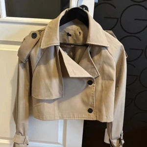 Beige kort trenchcoat  - Köpt den secondhand, aldrig använt pga för stor
