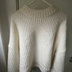 Stickad tröja  - Så mysig tröja från Gina tricot. Benvit med större armar (se bild 3). Oanvänd! Storlek M men passar mig som har S. Nypris 400kr❣️