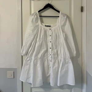 Vit puffig klänning  - Superfin till student / midsommar osv! 