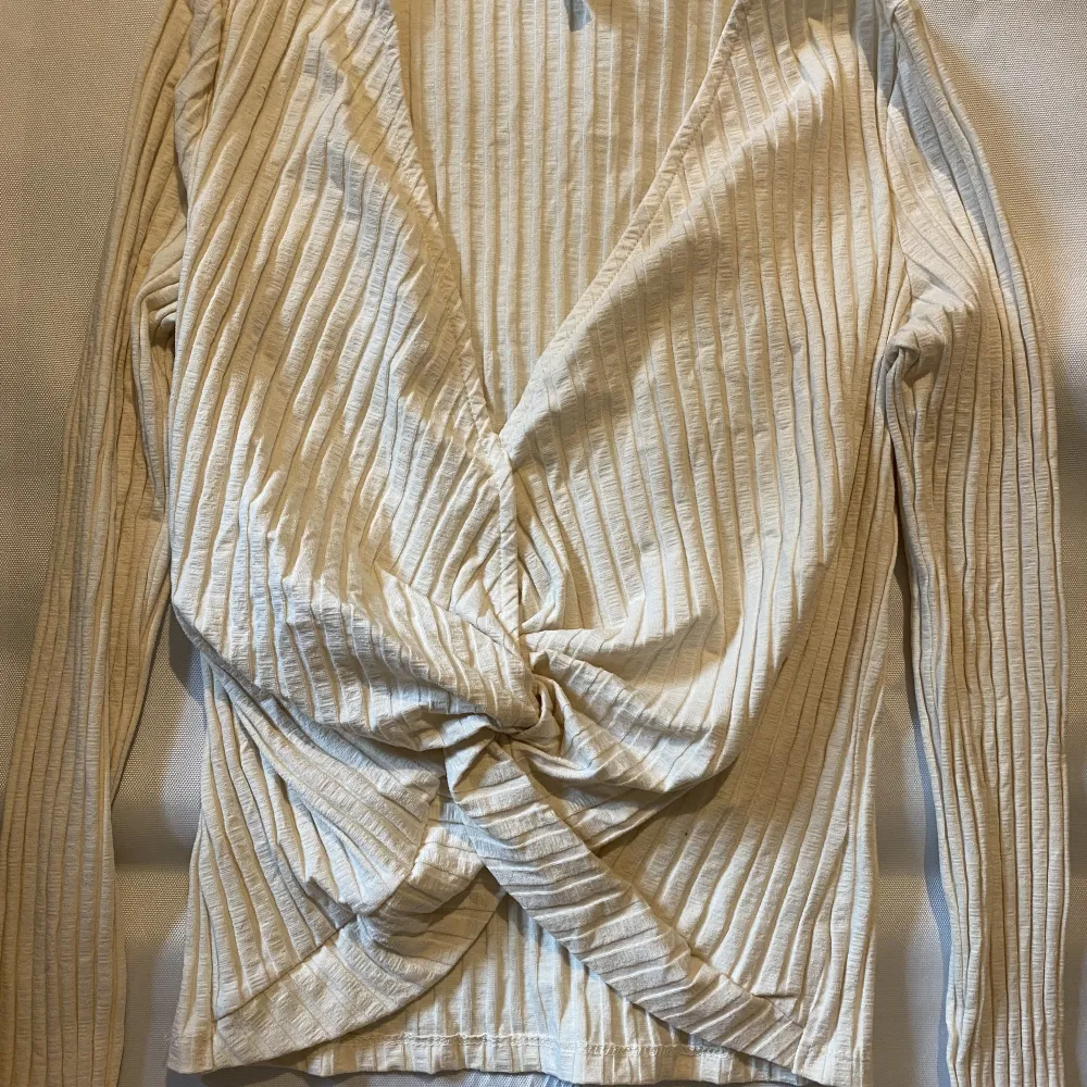 Vit/beige långärmad tröja ifrån nelly, endast använt en gång säljs då den inte kommer till användning, fin Knut runt navel som ger en fin form.  . Tröjor & Koftor.