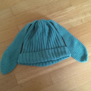 Mössa med öron  - En virkad mössa med öron på. Väldigt fint gjord. Bra skick, endast använd 1 gång.