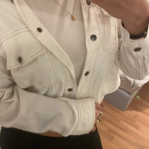 kort jeansjacka - så fin kort jeansjacka strl XS!!