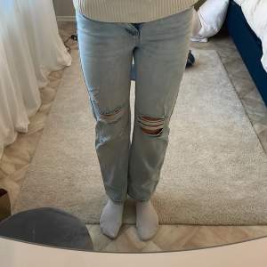 Säljer mina jeans som jag använt fåtal gånger 💗 små i storleken 
