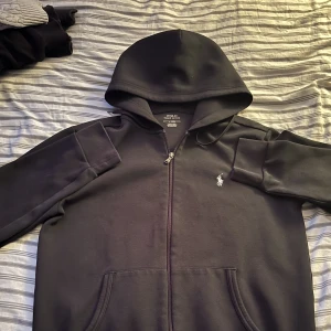 Polo Ralph lauren - Polo Ralph lauren i svart och är i skick 9/10. Den har inga skador eller fläckar!! Ny pris 1700kr mitt pris 1000kr 🙌 pris kan diskuteras vid snabb affär.
