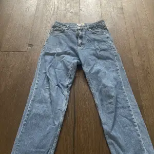 Jeans ifrån Pull&Bear Baggy style Bra skick Storlek EUR 40