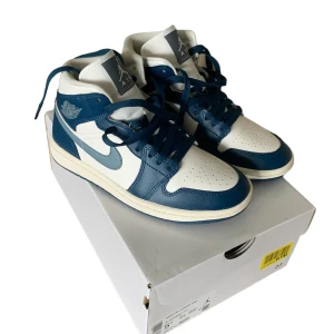 jordan 1 mid - säljer dessa jätte snygga jordans, såå fina men används tyvärr inte så mycket, pris kan diskuteras, blivit använda ett antal gånger och blir rengjorda innan jag skickar!