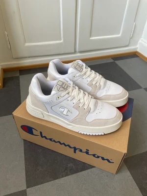 NYA Champion Sneakers - Champion Z80 SL Low. Storlek 42. Använda endast en gång och säljer dom på grund av att dom är för små. Nypris: 1000