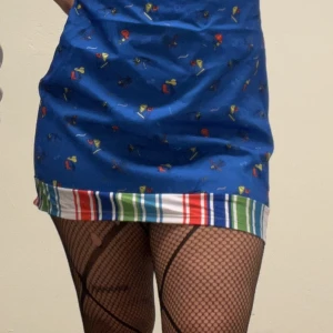 chuckey halloween - anvånd en kväll tshirt, klönning, röda knästrumpor. passar en M-L (jag på bild e en M upptill, L nertiill.
