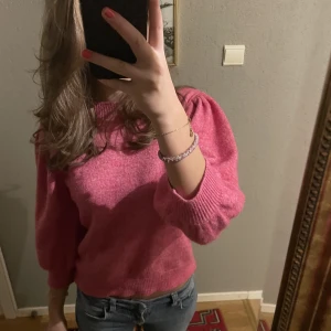 Stickad trekvarts topp - En jätte fin trekvarts stickad tröja i en en rosa färg perfekt nu till hösten/vintern säljer pga har för många sånna här tröjor, köpt på Kappahl för nåt årsen. Nypris 300 säljer för 150 (pris kan diskuteras) 