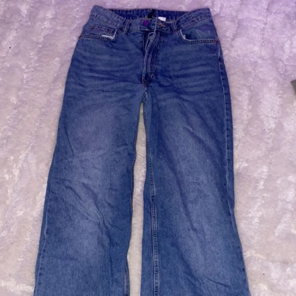 Säljer dessa långa baggy jeansen då de inte kommer till användning. Super bra passform i bra skick. Jeans & Byxor.