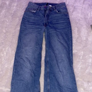 Jeans - Säljer dessa långa baggy jeansen då de inte kommer till användning. Super bra passform i bra skick
