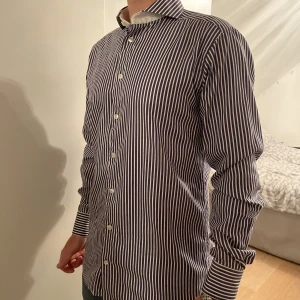 Eton skjorta - En eton skjorta i mycket bra skick som endast är använd några fåtal gånger. 👔  Inga defekter eller tecken på användning. Köparen står för frakten📦😊 