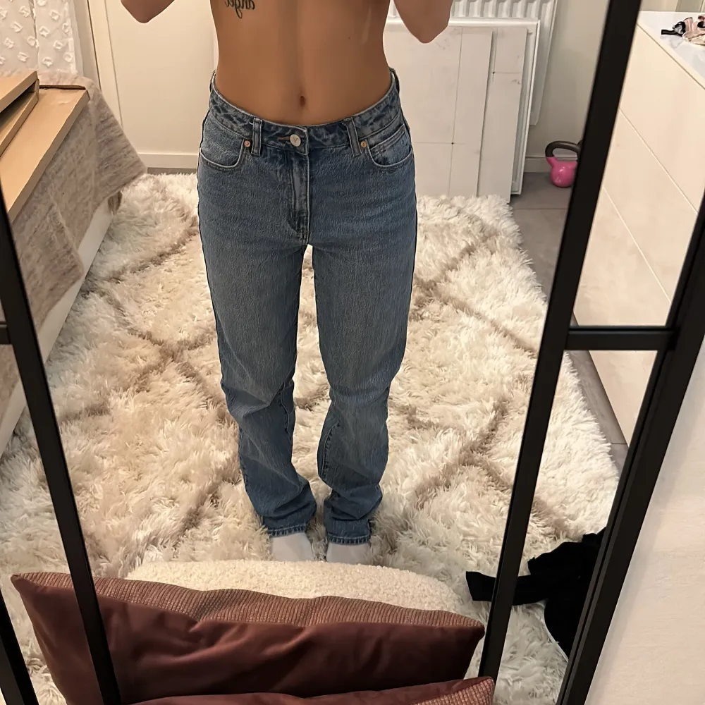 Säljer dessa jeans från Abrand som endast är använda en gång, då de är för små. De är mid waist, skulle jag säga. Är i storlek W25, men passar en W23-24 bättre om man vill ha dem low waist. Jag är 161cm lång som referens. Pris går att diskutera❗️. Jeans & Byxor.