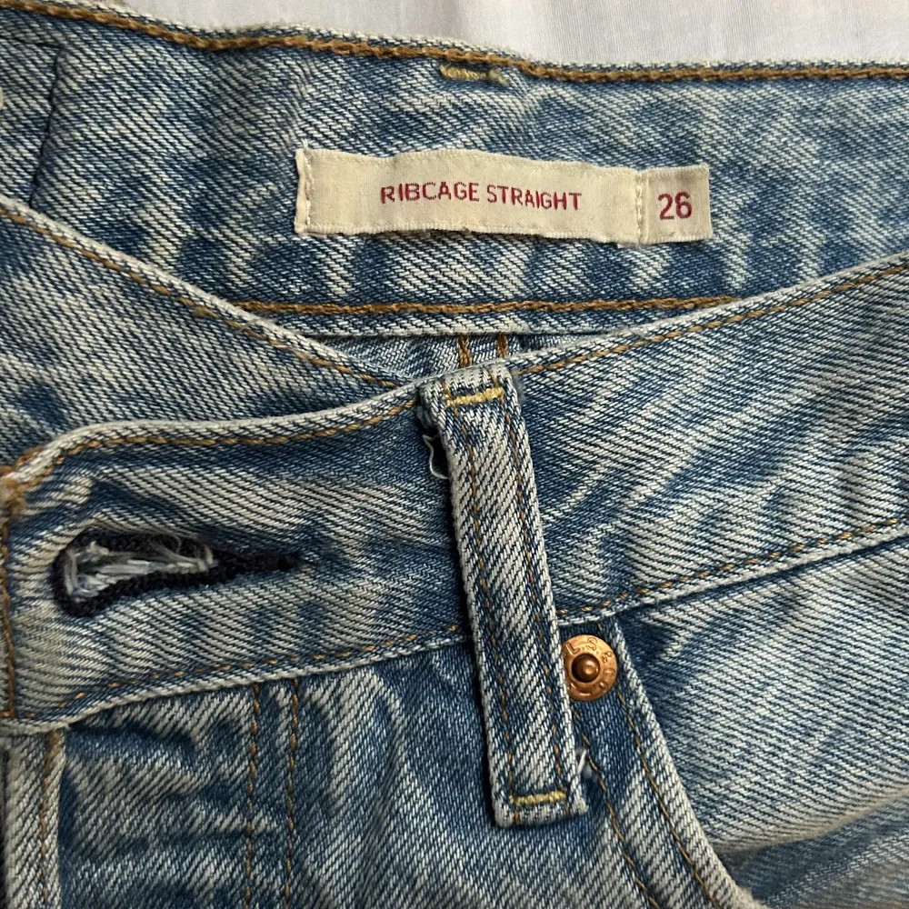 Levis Ribcage Jeans i storlek W26 L29 (jag är 166cm). Inköpta för 1319kr men släks för 250kr. Jeansen har använts flera gånger men är fortfarande i fint skick.. Jeans & Byxor.