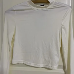 Vit croptop - Vit croptop som är extremt mjuk och skön!! Inte kommit till använding då jag har för många. Aningen genomskinlig. Storlek L. 50kr + frakt❤️