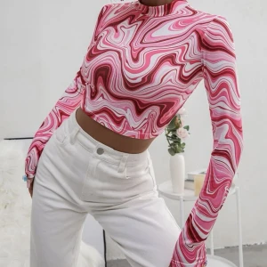 Rosa croptop - Lånad bild. Jättefin rosa croptop som inte kommer till användning. Stretchig och mjuk. Storlek L men passar även M. 50kr + frakt❤️