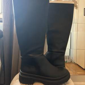 Säljer dessa super snygga boots från Ida Carlssons kollektion med NA-KD i storlek 38. Använda fåtal gånger så de är i väldigt bra skick. Sulhöjden är 4 cm, skriv för fler bilder på dem💞💕 