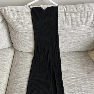 Klänning med slits - Väldigt fin klänning med slits. För stor för mig tyvärr. Passar bra till fest. Aldrig använd.