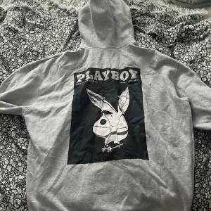 Säljer min playboy hoodie då jag aldrig använder den längre. Sparsamt använd, inte ens 10 gånger. Oversized och varm o skön!