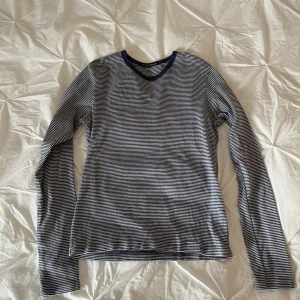 Långärmad tröja från Brandy Melville  - Blårandig långärmad tröja från Brand Melville!