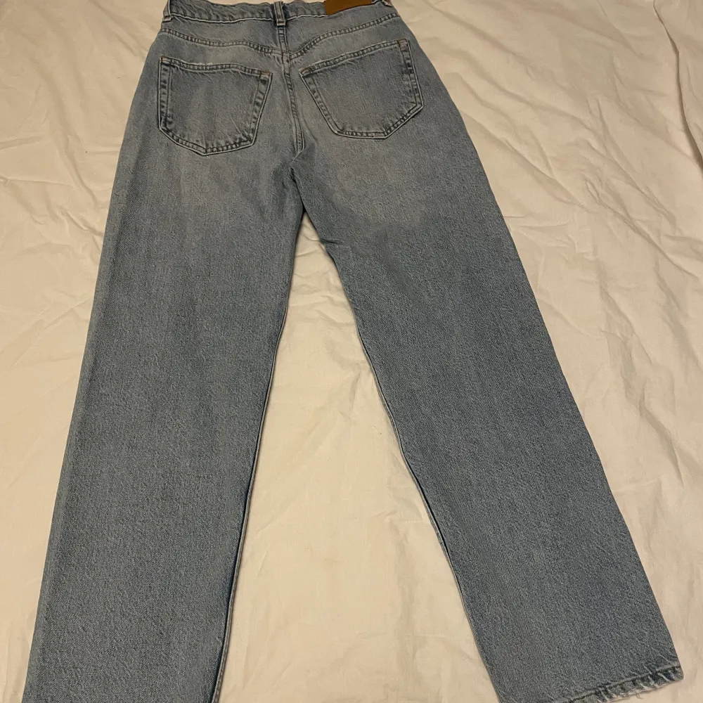 Blåa mid waist straight jeans från Gina tricot. I storlek 32.. Jeans & Byxor.