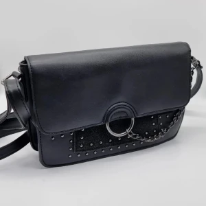 Väska  - Jättefin väska☆Yttermaterial: Syntetiskt Läder, bomull. Foder: bomull. Bra skick. Brand-Atmosphere*