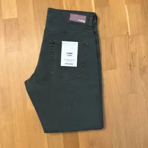 Som sagt ett par jeans i 32-32 som inte passar mig pga sitter mindre i storleken än vanligt,  men de sitter som en 30 i midja ev. kanske 31 om man har tur. Vid fler frågor så är det bara o höra av sig🫶🏿 pris kan alltid diskuteras vidare 🤝🏿