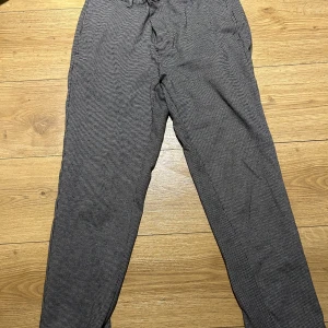 Byxor från Zara -  Jag säljer mina byxor som jag knappt använt då jag köpte för små. De är mönstrade i svart och vit. 