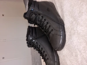 Lacoste skor - Dessa är ett par Sneakers skor som har använts ca 6 gånger och äntligen säljs då de är små. I bra skick och inga skador. Passar till vintern, hösten och våren. Skorna är äkta läder och vattentätta. Insidan: mjuka och fluffiga. Dm:a för prisförslag! 