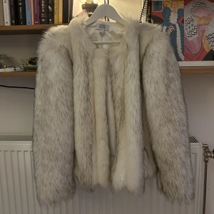 Pälsjacka - Pälsjacka från NA-KD i storlek S! I mycket bra skick! Säljer pga att jag ej fått användning för den😇 