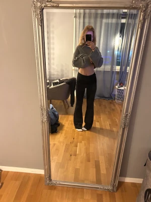 Byxor  - Säljer dessa byxor från lager 157, lite långa på mig som är ca 163 därför söndriga vid hälen (därför jag säljer billigt) men inget som syns 💕