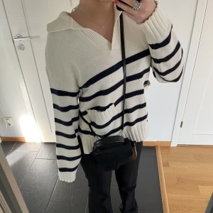 Stickad  - Stickad tröja som är använd få gånger💕