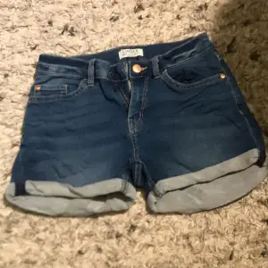 Fina basic jeans shorts i ett jättebra skick!!💗pris kan diskuteras 💗