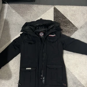 NORWAY JACKA - En mycket fin och användbar jacka. Jag har använt den 1-3 gånger och den värmer väldigt mycket. Köpt den för 1,300kr. Den är även stor i storlek.