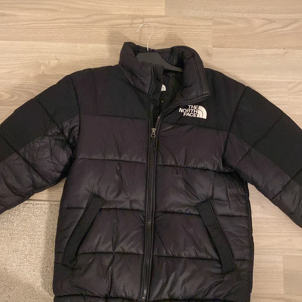 Säljer min the north face jacka som nästan är ny. Nypris 2700, pris nu 620. Den är i storlek xs men är lite stor i storleken, men det är en sjukt snygg och bra jacka, hålet blev gjort av att jag stod för nära en öppen eld. Syns ej. Pris kan diskuteras!. Jackor.