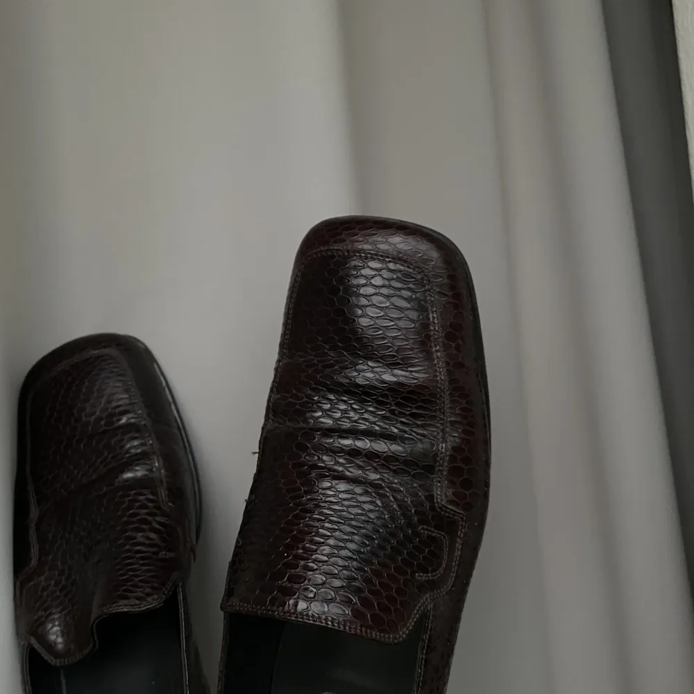 Snygga Ecco lofers i läder som är gjorda i Italien, super snygga och eleganta. Passar perfekt till vardag eller fest outfiten🤎. Skor.