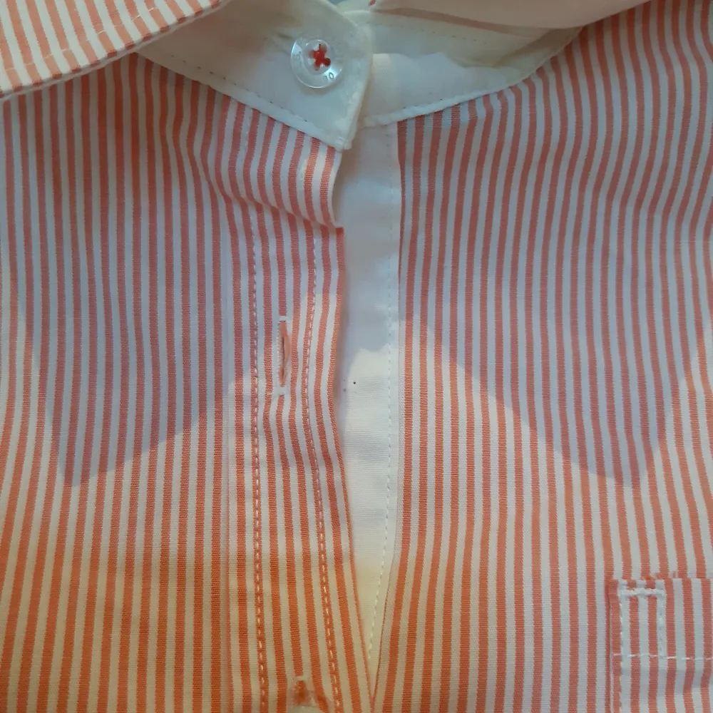 Skjorta från Polo Ralph Lauren i storlek S. Sparsamt använd och i mycket fint skick.   Det saknar en knapp näst längst upp på skjortan som man kan se på bild 3. Men det är inget som man tänker på när man har på sig den.. Skjortor.