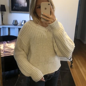 En varm stickad tröja - En varm och skön vit stickad tröja ifrån h&m