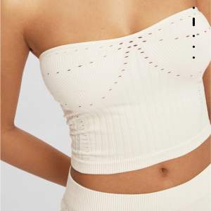 White bandeau top with street wear style. Size M. Paid 299 kr, used few times